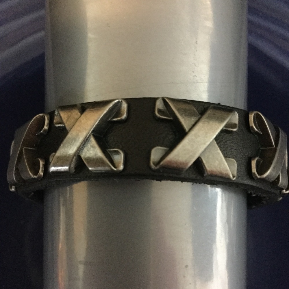 4/$20 💙 LEATHER CRISS CROSS BRACELET